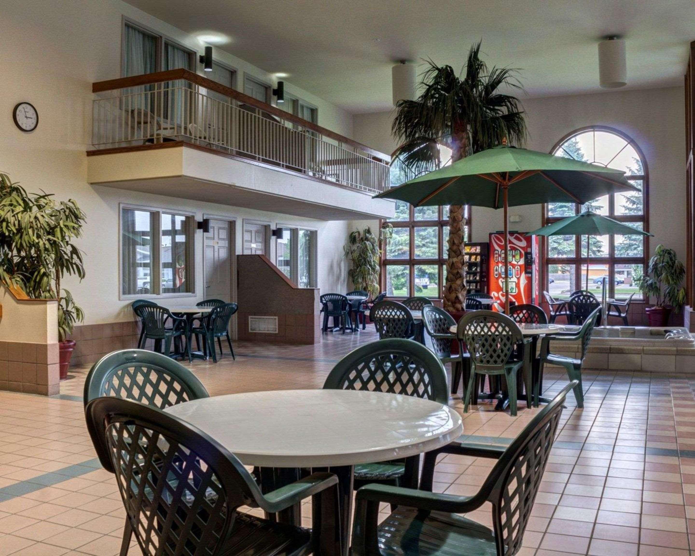 Rodeway Inn Columbia Mall Loop Grand Forks Exterior foto